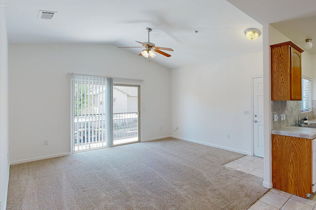 Cameron Crossing Apartments in Visalia, CA - Building Photo - Interior Photo