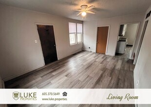 320 S Dakota St in Canton, SD - Building Photo - Building Photo