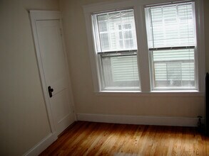 13 Higgins St, Unit 1 in Arlington, MA - Foto de edificio - Building Photo