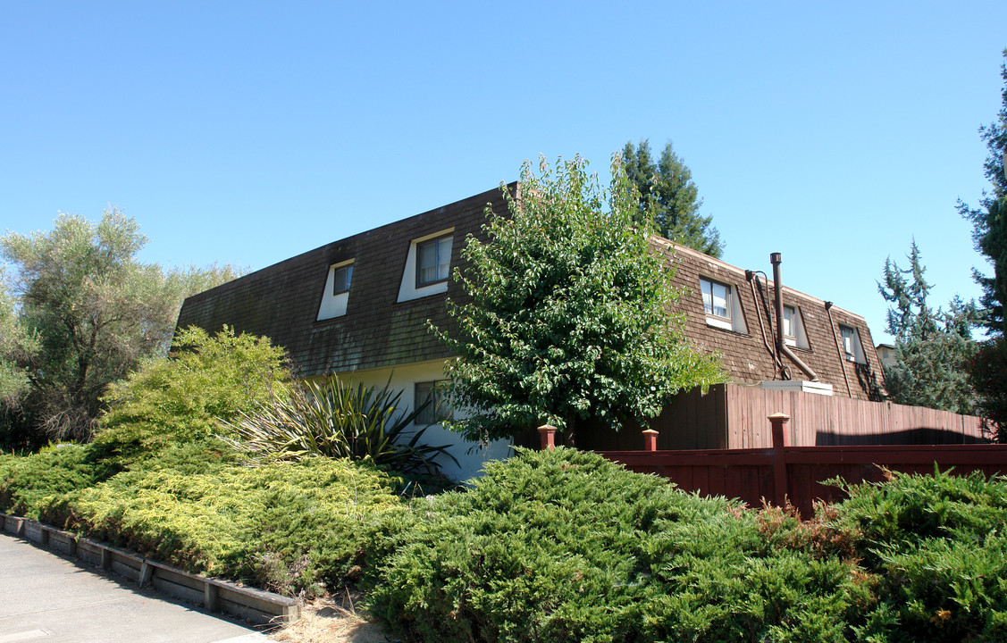 7101 Avenida Cala in Rohnert Park, CA - Foto de edificio