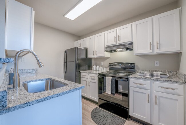 The Life at Belhaven Place in Indianapolis, IN - Foto de edificio - Building Photo