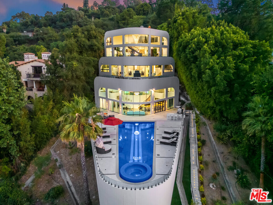 15105 Mulholland Dr in Los Angeles, CA - Foto de edificio