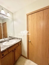 2011 E 1st Ave in Indianola, IA - Foto de edificio - Building Photo