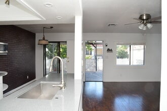 925 Willow Tree Dr, Unit D in Las Vegas, NV - Building Photo - Building Photo