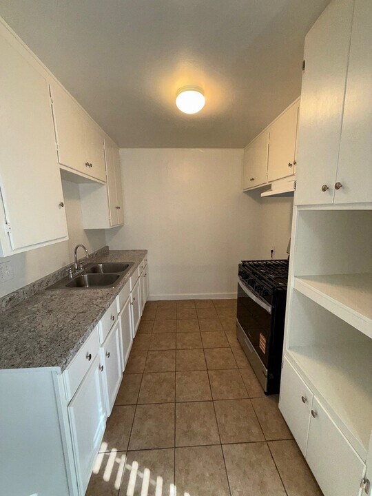 21809 Lanark St in Canoga Park, CA - Foto de edificio