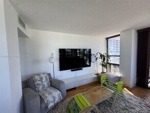 600 NE 36th St in Miami, FL - Building Photo - Building Photo