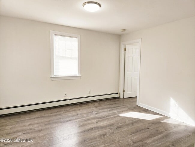 77 Valley Rd in Greenwich, CT - Foto de edificio - Building Photo