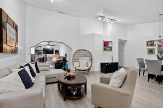 5571 NW 188th St in Miami Gardens, FL - Foto de edificio - Building Photo