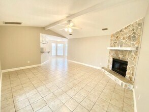 102 Midland Ct in Niceville, FL - Foto de edificio - Building Photo