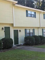8492 Pineland Dr in Jonesboro, GA - Building Photo