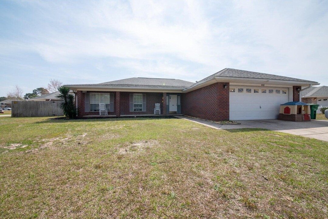 9797 Parker Lake Cir in Navarre, FL - Foto de edificio