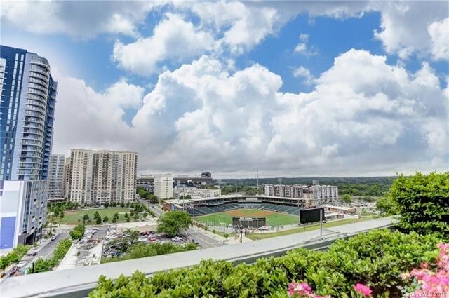 333 W Trade St-Unit -1401 in Charlotte, NC - Building Photo