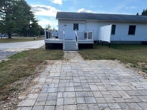 30 Loughran Dr, Unit 30 in Corinth, NY - Foto de edificio - Building Photo