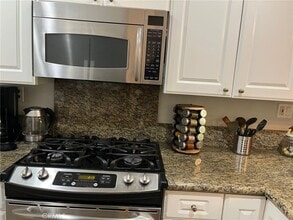 142 Orange Blossom, Unit #112 in Irvine, CA - Foto de edificio - Building Photo