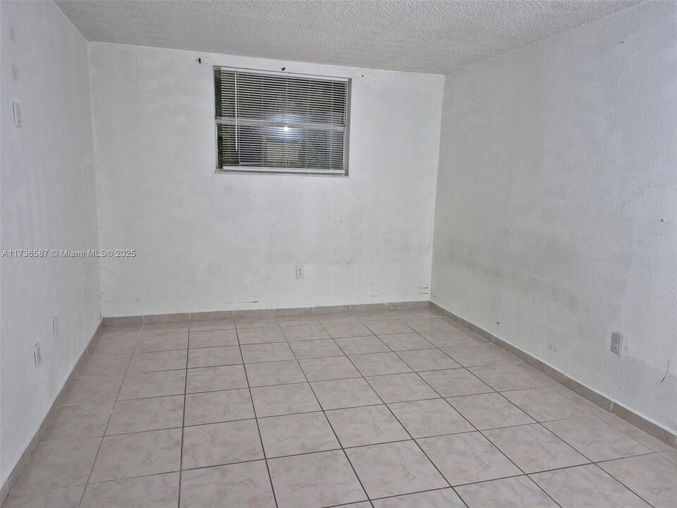 666 W 81st St in Hialeah, FL - Building Photo