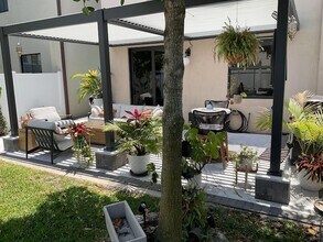 6024 Pine Tree Way in Riviera Beach, FL - Building Photo - Building Photo