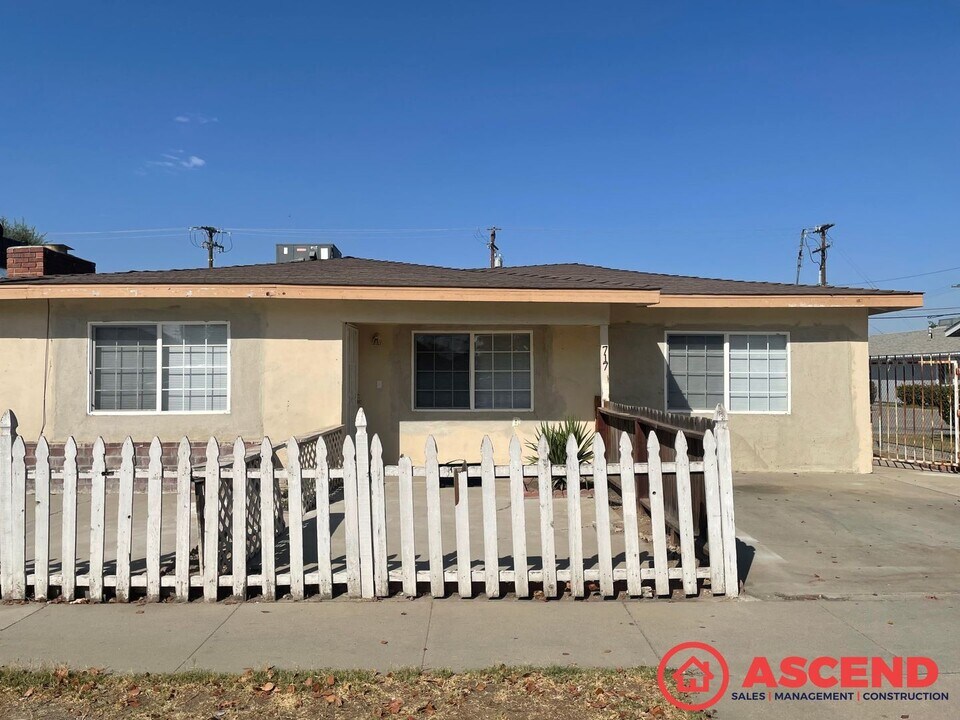 717 Jefferson St in Delano, CA - Building Photo