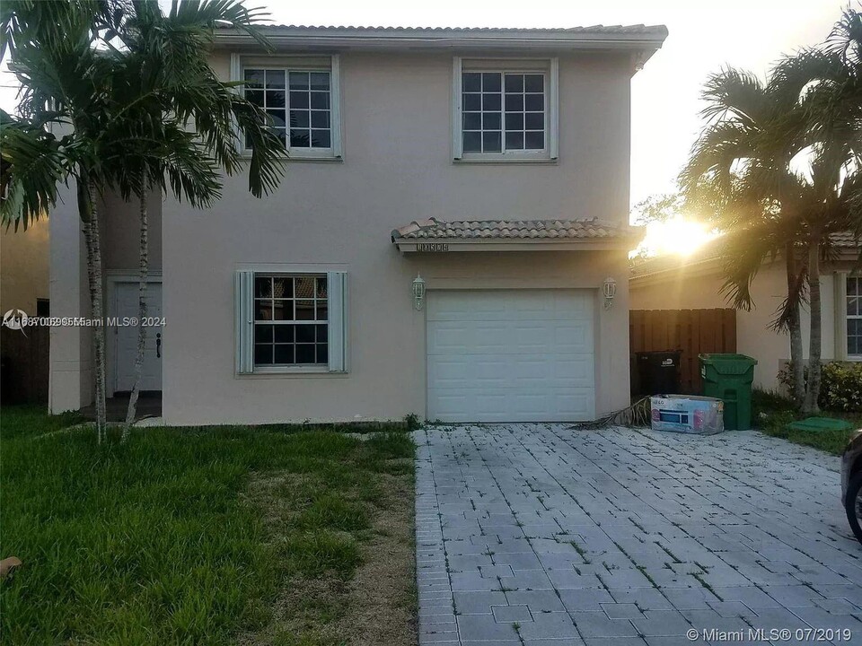 10574 SW 161st Pl in Miami, FL - Building Photo