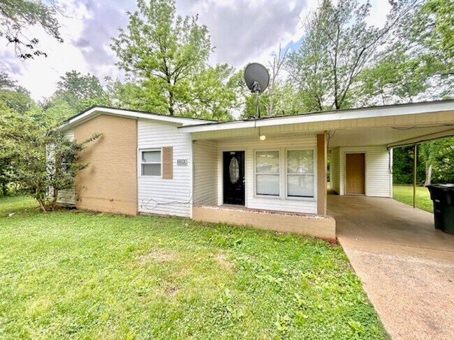 2253 Flipin Cir NW in Huntsville, AL - Building Photo - Building Photo