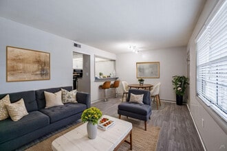 Selwyn Flats in Charlotte, NC - Building Photo - Building Photo