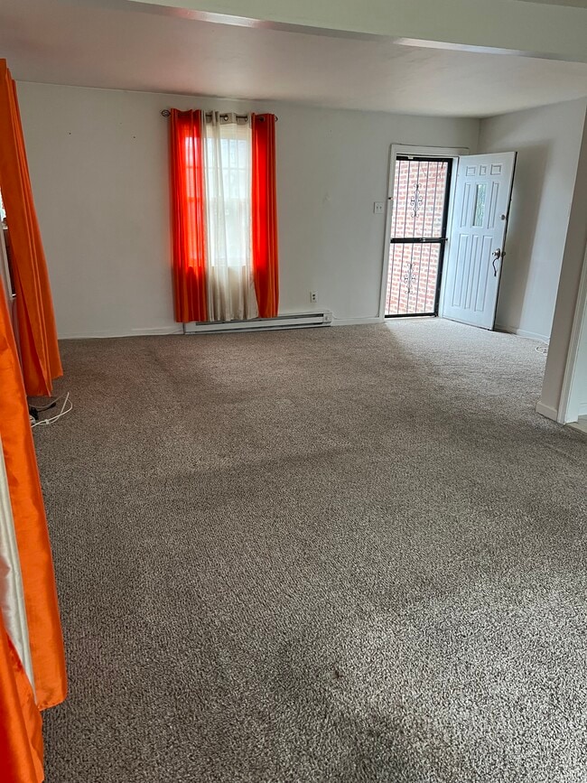 1193 Easton Rd, Unit 1 in Roslyn, PA - Foto de edificio - Building Photo