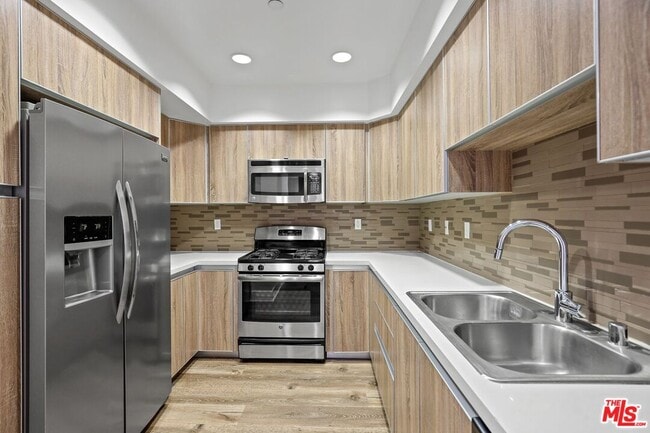 1301 Brockton Ave in Los Angeles, CA - Foto de edificio - Building Photo