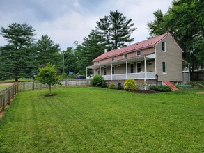557 Pitney Rd in Columbia, PA - Foto de edificio - Building Photo