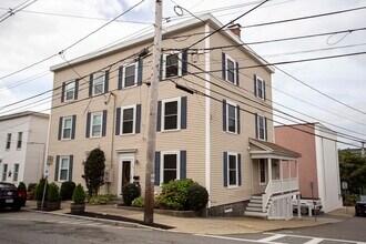 39 Crescent St in Wakefield, MA - Foto de edificio - Building Photo