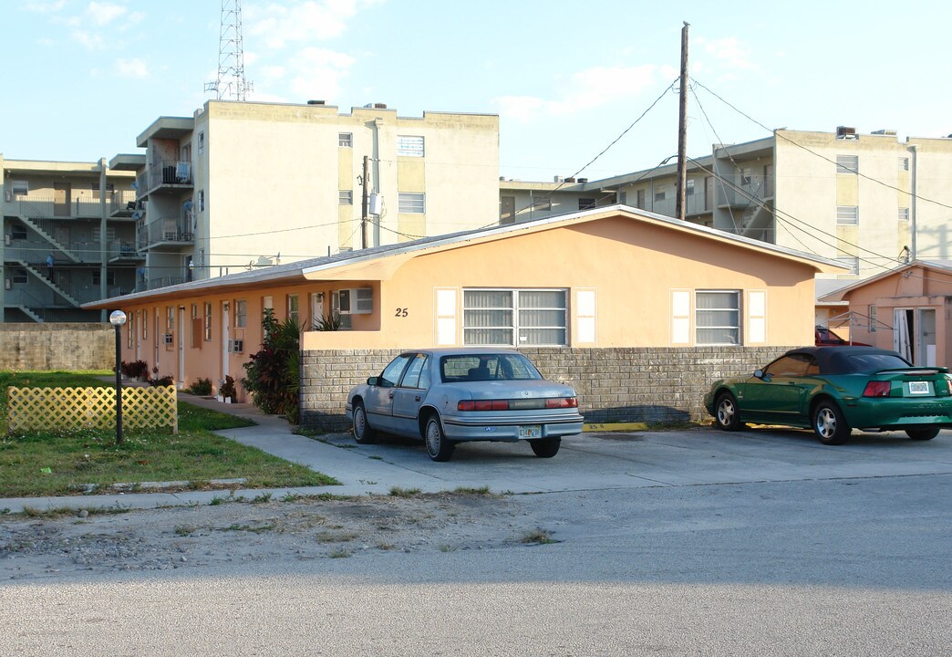 25-35 W 44th St in Hialeah, FL - Foto de edificio