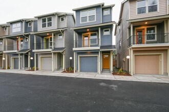 13208 NE Glisan St in Portland, OR - Building Photo - Building Photo