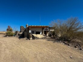 400 N Smiling Dog Trail in Alpine, TX - Building Photo