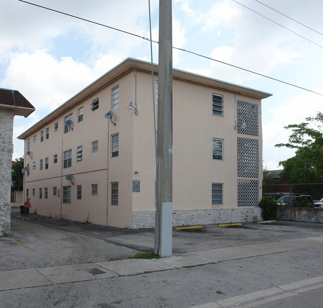 739 SW 9th St in Miami, FL - Building Photo - Building Photo