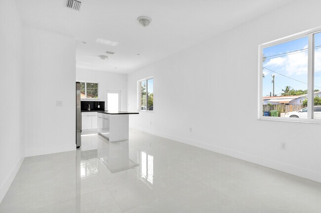785 SW 7th Ave in Hallandale Beach, FL - Building Photo - Building Photo