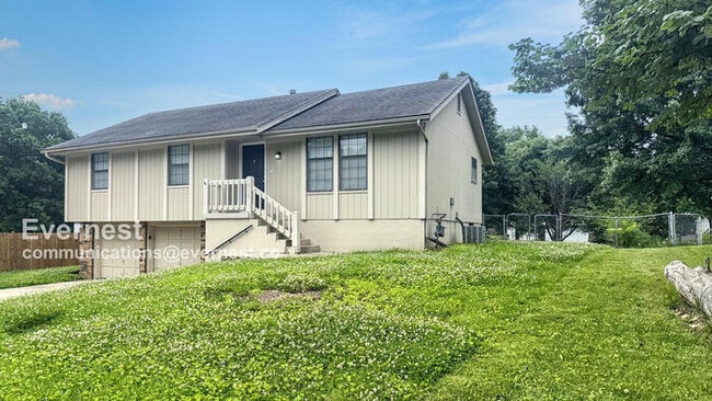 512 SE Silver Ln in Blue Springs, MO - Building Photo - Building Photo