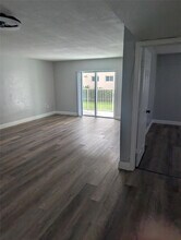 5820 NW 17th Pl in Sunrise, FL - Foto de edificio - Building Photo