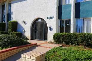 6907 Whitsett Ave in North Hollywood, CA - Building Photo - Building Photo