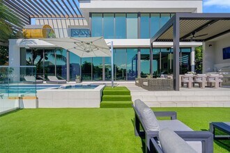 3260 NE 165th St in North Miami Beach, FL - Building Photo - Building Photo