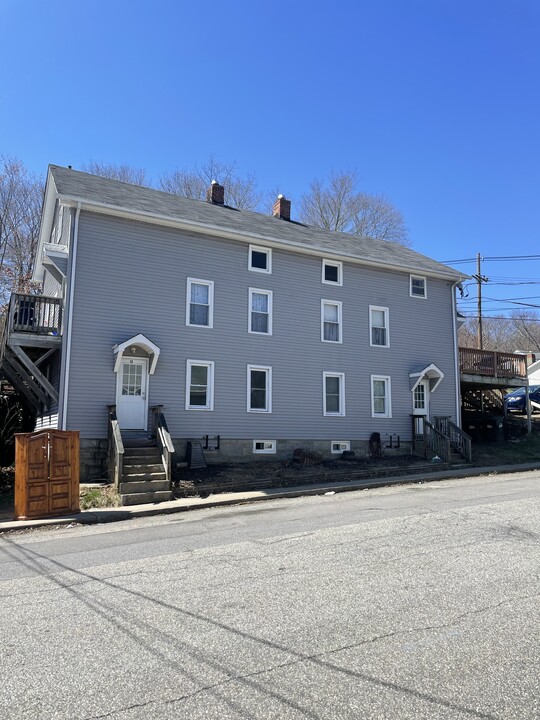 13 Railroad Pl, Unit 13 in Norwich, CT - Foto de edificio