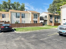 1964 Kenilworth Cir in Hoffman Estates, IL - Building Photo