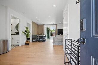 20721 Clark St, Unit Main House in Woodland Hills, CA - Building Photo - Building Photo