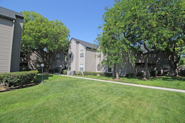 Courtside Village Apartments in Woodland, CA - Building Photo - Building Photo