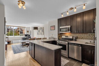 345 E 93rd St in New York, NY - Building Photo - Building Photo