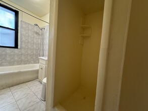 377 Montgomery St, Unit B14 in Brooklyn, NY - Foto de edificio - Building Photo