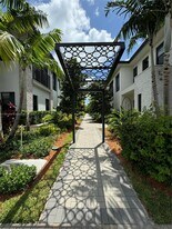 8283 NW 47th Ln in Doral, FL - Building Photo