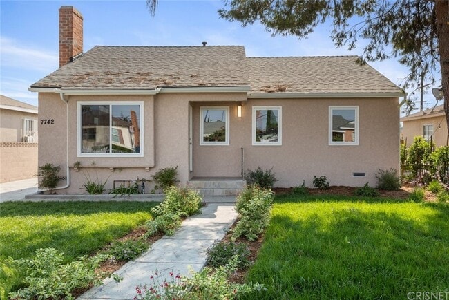 7742 Bakman Ave in Sun Valley, CA - Foto de edificio - Building Photo