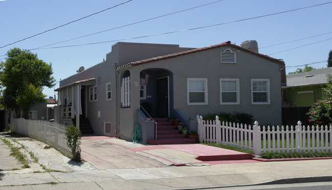 482-484 486 E 9th St in Pittsburg, CA - Foto de edificio - Building Photo