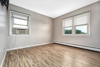 28 Beechwood Ave in Harrison, NY - Building Photo - Building Photo
