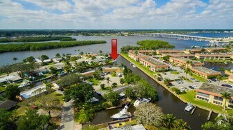 2416 SW Hideaway Ln in Stuart, FL - Building Photo
