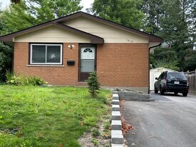 1612 Cherryhill Rd in Peterborough, ON - Building Photo