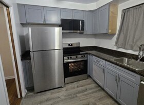 24106-24276 Ann Arbor Trl in Dearborn Heights, MI - Building Photo